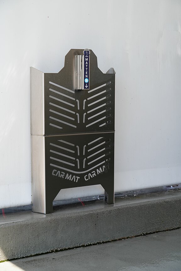 11_Mattenhalter_am_Waschplatz.JPG  